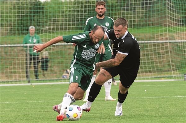 Intensives Spitzenspiel. Der SV Leezdorf traf in den letzten 20 Minuten dreimal zum Heimsieg gegen Großheide. Foto: Ute Bruns