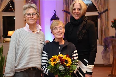 Irmgard Fischer (von links, stellvertretende Vorsitzende des Fördervereins Hospiz am Meer), Marita Menzel-Kollenberg (500. Mitglied) und Miriam Glave (Vorsitzende). Foto: Irmi Hartmann