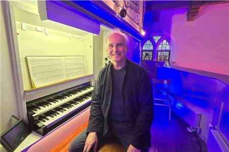 Jan Ernst an der Orgel seiner Jugend, an der er erste Gottesdienste spielte. Foto: privat