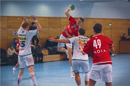 Janno Borke (mit Ball) spielt in der kommenden Saison für den OHV Aurich. Foto: privat