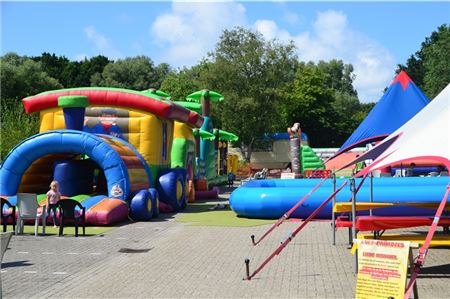 Jede Menge Spaß garantiert: Noch bis zum 27. Juli können Kinder in „Melias Hüpfburgparadies“ spielen. Fotos: Keno Klaassen