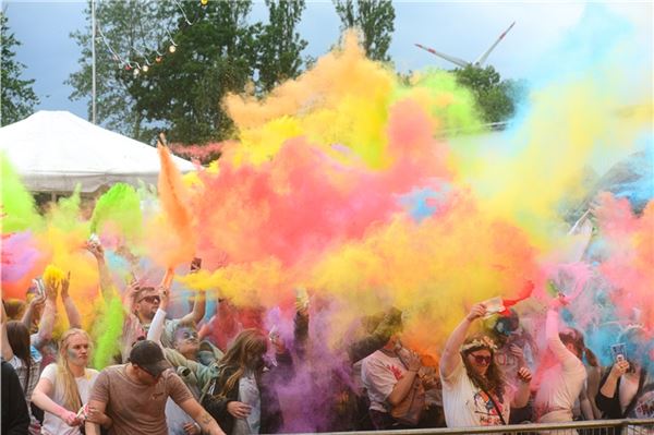 Jede Stunde sammelten sich die Feiernden vor der Bühne und hüllten sich erneut in bunte Farben. Fotos: Nina Lehmann