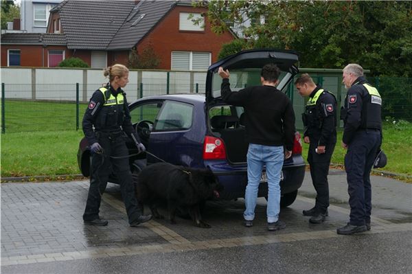 Jeder Pkw aus Richtung Emden wurde am Freitag kontrolliert. Bei der Häflte aller Fahrer fand die Polizei einen Verstoß gegen geltende Regelungen.