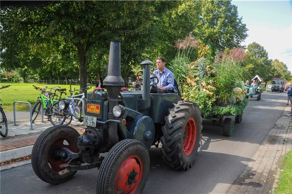 Jeder Wagen des Korsos ist aufwendig geschmückt und hergerichtet.