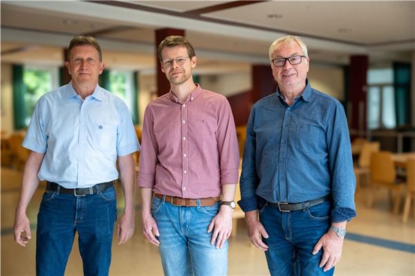 50 Jahre gelebte Inklusion Jens Fehling (v.l.), Abteilungsleiter Birko Tidofeld, Rudolf Franke, Wekstattleiter, und Carl Reeners, Abteilungsleiter Metall.