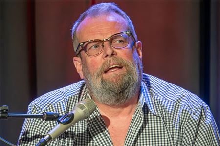 Jochen Malmsheimer weiß, sein Publikum in seinen Bann zu ziehen. Foto: Schneider
