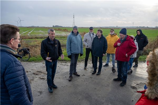 Johann Saathoff und Uwe Trännapp sprechen über die Situation in Dornum.
