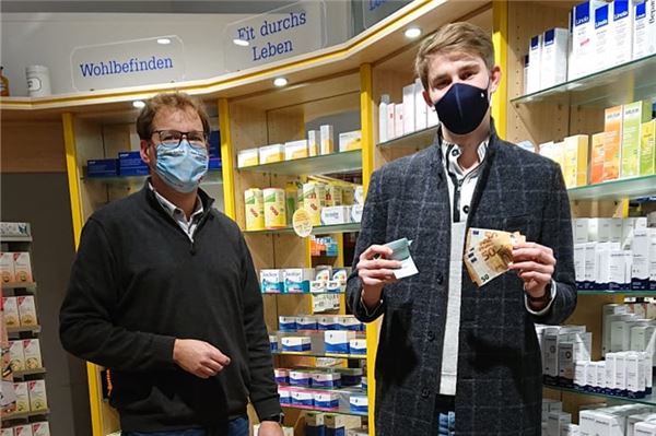 Große Gewinne locken noch Joost Hinrichs aus Upgant Schott (r.) kann sich über 200 Euro freuen, die er gewonnen hat. Michael Dirksen-Müller übergab das Geld.