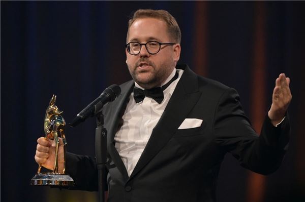 „Journalismus funktioniert“: Der gebürtige Auricher Paul Ronzheimer bei der Preisvergabe. Foto: dpa