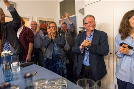 Jubel bei Emder Politikern nach dem knappen Erfolg beim Bürgerentscheid 2019. Archivfoto