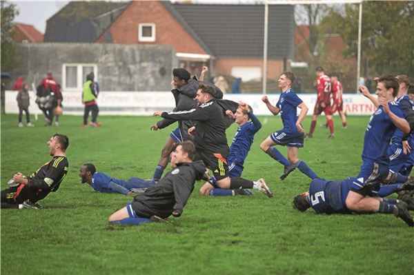 Jubel beim Derbysieger Süderneulander SV. Der Aufsteiger behauptete sich auf eigenem Geläuf gegen den FC Norden. Foto: Ute Bruns