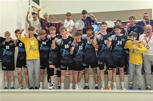 SG OHV/TuRa meistert erste Hürde Jubel beim SG-Nachwuchs. Das erste von drei Relegationsspielen haben die ostfriesischen Talente gewonnen. Foto: Privat