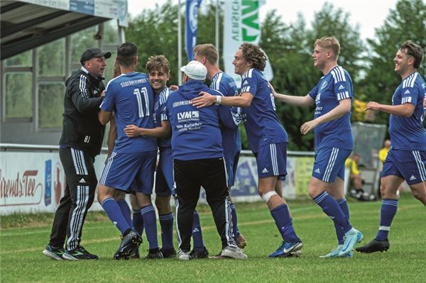 Jubel beim SSV. Nach elf Jahren melden sich die Süderneulander wieder in der Bezirksliga zurück. Als Vizemeister gelingt ihnen der große Sprung direkt. Foto: Meret Edzards-Tschinke