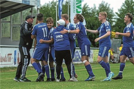 Jubel beim SSV. Nach elf Jahren melden sich die Süderneulander wieder in der Bezirksliga zurück. Als Vizemeister gelingt ihnen der große Sprung direkt. Foto: Meret Edzards-Tschinke