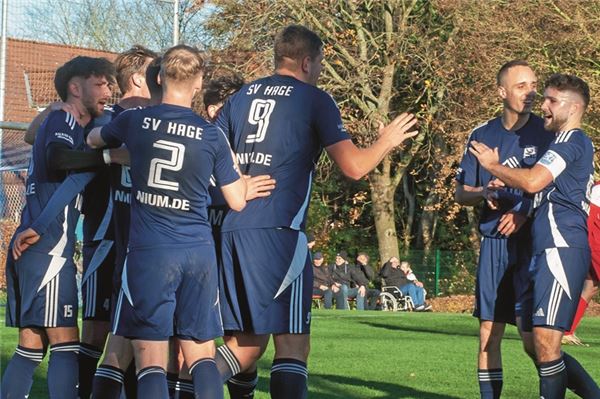 Jubel, Trubel, Heiterkeit. Hier feiern die Hager das 1:0 durch Lars Hinrichs (9). Foto: Hinrich Saathoff