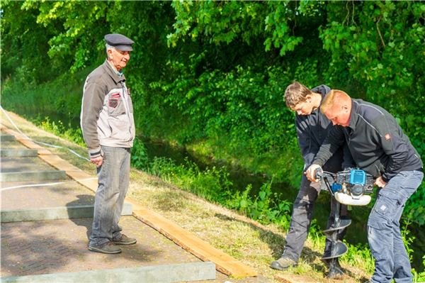Jung und alt arbeiteten gemeinsam am neuen Zaun. Der älteste Teilnehmer mit fast 81 Jahren, der jüngste mit 15. Foto: Nicole Frischlich