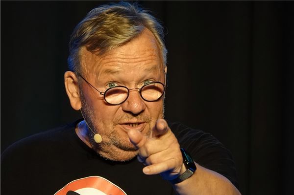 Lachen ist die beste Schönheitskur Kabarettist Bernd Stelter weiß, wie er sein Publikum zum Beben bringt. Fotos. Schneider