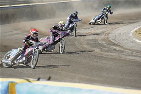 Kampf um Punkte und den Sprung auf das Podest. Nach drei Jahren Zwangspause gab es endlich wieder Speedwayrennen im Motodrom Halbemond zu sehen. Foto: Daja Ecke