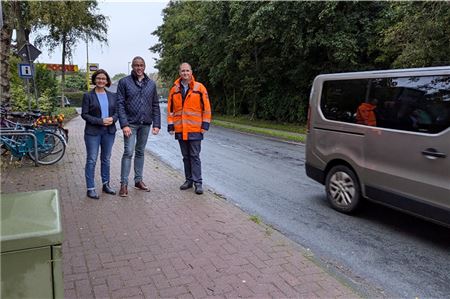 Karin Emken, SPD-Landtagsabgeordnete, Dornums Bürgermeister Uwe Trännapp und Straßenbauamtsleiter Frank Buchholz haben sich die L7 noch einmal angesehen. Foto: Merlin Klinke