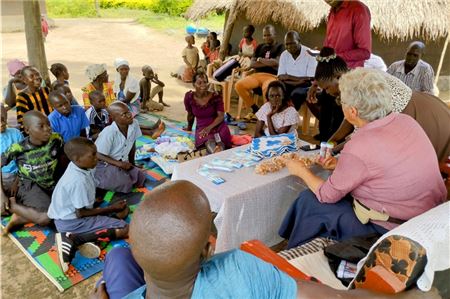 Karin Lienemann besucht die Menschen in Uganda, denen der Verein ein besseres Leben ermöglicht.