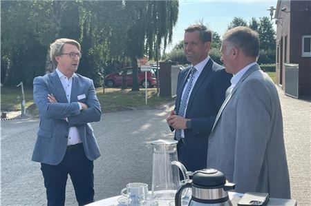Karsten Specht (links) und Michael Veh stellten dem Umweltminister Olaf Lies (MItte) das Versorgungskonzept des OOWV vor.Foto: Marc Wenzel