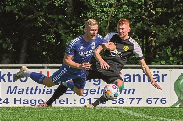 SV Hage freut sich auf Pokalkracher Kaum zu stoppen. Hage überrannte beim 3:0 den TuS Middels und hätte noch höher siegen können. Nach dem Foul von Jan Lakeberg (r.) traf Keno Hinrichs sicher per Strafstoß. Foto: Ute Bruns
