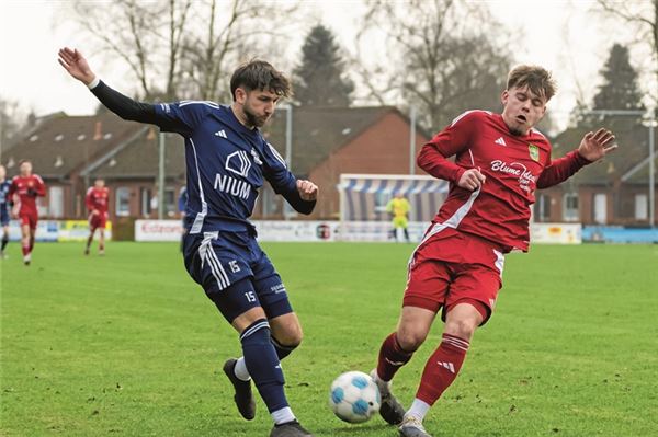 Kein Vorbeikommen an den Gästen. Die Hager und Leon Heppner (blau) waren stets bemüht, doch Pewsums Abwehr stand immer richtig. Foto: Ute Bruns