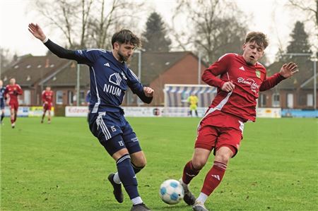 Kein Vorbeikommen an den Gästen. Die Hager und Leon Heppner (blau) waren stets bemüht, doch Pewsums Abwehr stand immer richtig. Foto: Ute Bruns