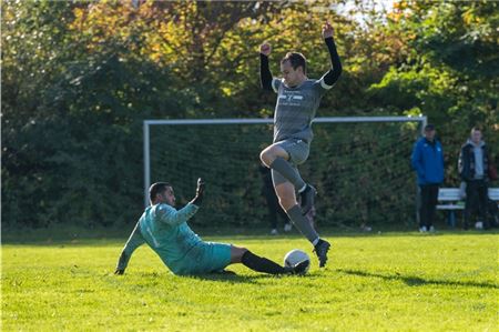 Kein Vorbeikommen. Die SG-Kicker dürften nach der Punkteteilung nicht zufrieden sein. Bild: Ute Bruns