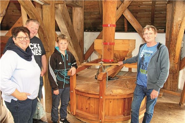 Kerstin und Jörg Wolberg und Ihno Ihben (v.l.) ließen sich die Arbeitsweise der Berumerfehner Mühle vom geprüften Hobbymüller Harald Heeren ausführlich erklären.