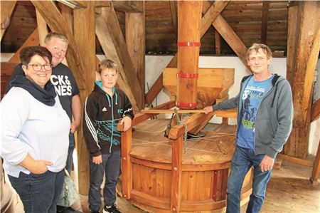 Kerstin und Jörg Wolberg und Ihno Ihben (v.l.) ließen sich die Arbeitsweise der Berumerfehner Mühle vom geprüften Hobbymüller Harald Heeren ausführlich erklären.