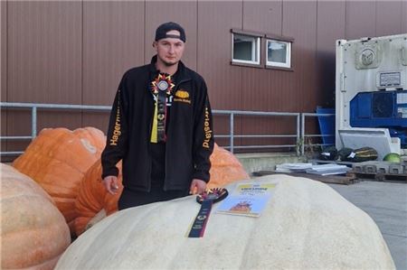 Kevin Rataj machte mit seinem Riesenkürbis den zweiten Platz in Brandenburg, Foto: privat