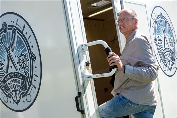 Klein aber oho: Im Anhänger hat Uwe Leenings fast alles, was ein Friseur braucht – und kann arbeiten, wo er möchte. Fotos: Ute Bruns