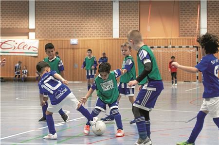 Kleine Kicker. Schon die F-Jugend zeigt beim Hallenfußball in der Wildbahnhalle ihr Können (SSV gegen Hage). Foto: Johannes Müller