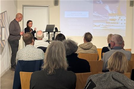 Klimaschutzmanager Thomas Höhnscheid (Langeoog) und Sarah Wehrmaker, Norderney, stellten dem Publikum die wichtigsten Klimaschutzprojekte ihrer Inseln vor. Fotos: privat