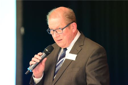 Klinik-Chef Claus Eppmann spricht bei der Sondersitzung vor dem Kreistag.