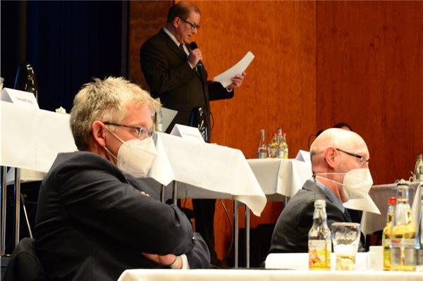 Klinikchef Claus Eppmann (Mitte) verliest während der Kreistagssietzung am Dienstag seine Stellungnahme. Landrat Olaf Meinen (l.) und Kreistagsvorsitzender Erwin Sell hören zu.