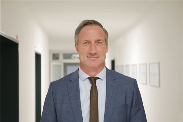 Kliniken-Chef Dirk Balster ist wegen des von ihm verhängten Verkaufsstopps der Lokalzeitungen in den Krankenhäusern Aurich, Emden und Norden in die Kritik geraten.