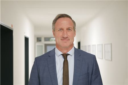 Kliniken-Chef Dirk Balster ist wegen des von ihm verhängten Verkaufsstopps der Lokalzeitungen in den Krankenhäusern Aurich, Emden und Norden in die Kritik geraten.