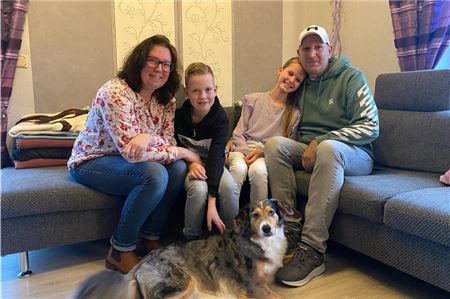 Können wieder lachen Sandra, Silas, Romy und Holger Luitjens zusammen mit Familienhund Emma. Foto: Marina Folkerts