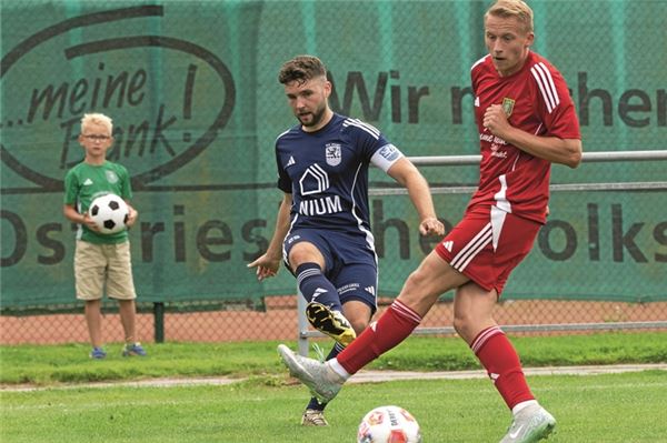 Konzentriert den Favoriten fordern. Nach dem 3:3 gegen Pewsum wollen die Hager um Kapitän Eike Brungers (l.) auch gegen Spitzenreiter Großefehn überraschen. Foto: Ute Bruns