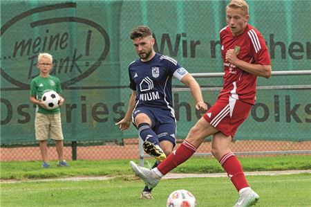 Konzentriert den Favoriten fordern. Nach dem 3:3 gegen Pewsum wollen die Hager um Kapitän Eike Brungers (l.) auch gegen Spitzenreiter Großefehn überraschen. Foto: Ute Bruns