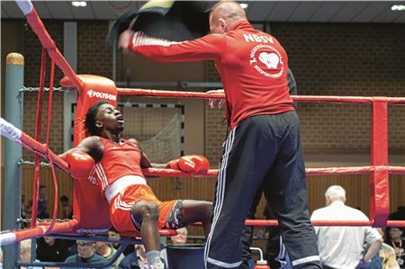 Konzentriert und ehrgeizig in Richtung Saisonhöhepunkt. Ousmane Diallo wird von Trainer Michael Bochardt auf die Deutschen Meisterschaften vorbereitet. Foto: Johannes Müller