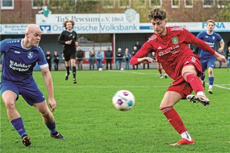 Konzentriert und erfolgreich. Der TuS Pewsum – in Aktion Derk Schoneboom – mischt im Titelrennen mit. Foto: Meret Edzards-Tschinke