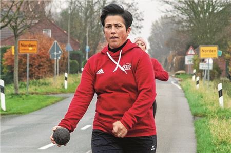 Konzentriert und wurfstark. Die Boßlerinnen des Landesmeisters „Noord“ Norden um Maike de Vries lösten die Auswärtsaufgabe in Blomberg erfolgreich. Foto: Hinrich Saathoff