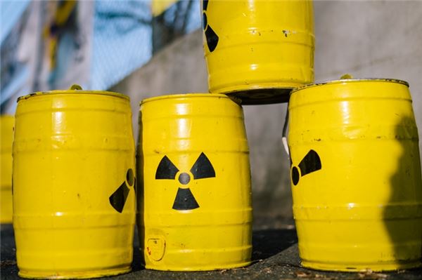 Endlager alarmiert Küste Künstliche Atomfässer stehen vor dem Atommülllager Asse.