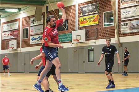 Kurs auf den Klassenerhalt halten. Die TuRa-Handballer um Kapitän Tido Poppinga wissen um ihre Chance. Foto: Ute Bruns