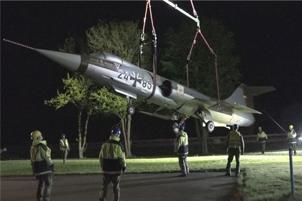 Historische Bundeswehr-Jets auf der Straße: Sabre und Starfighter ziehen um Flugzeug
