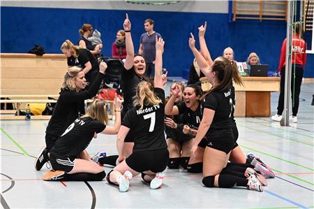 Kurz vor dem Ziel. Die Norder Volleyballerinnen wollen Sonnabend wieder jubeln. Gegen Wiesmoor und Veenhusen müssen noch zwei Punkte zum Titel geholt werden. Foto: Ute Bruns