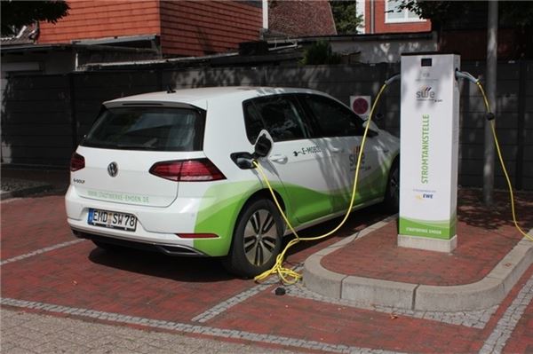 Emden ist spitze bei Ladesäulen. Doch das Ranking ist nichts wert. Ladesäule der Stadtwerke Emden in der Innenstadt. Doch die meisten von ihnen stehen beim VW Werk.